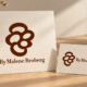 ByMalene Broberg-logo i brun farve vist i vandret og lodret version på lyse kort.